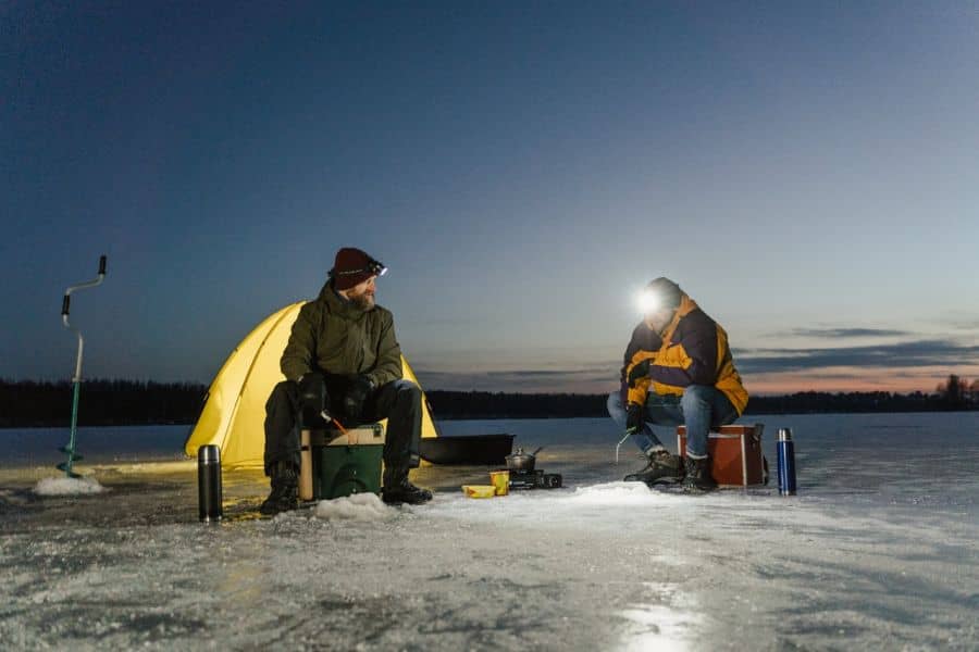 Rybaření na zamrzlém jezeře 