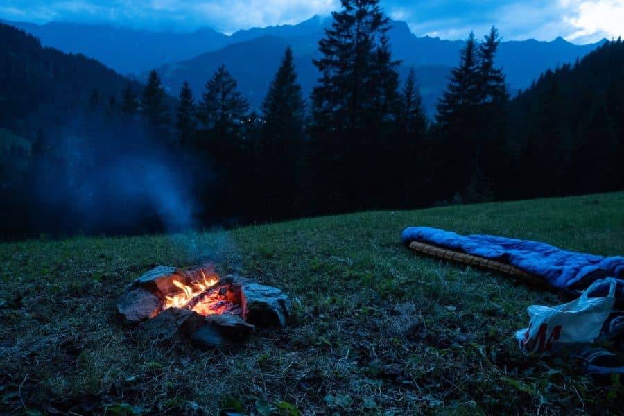 Spaní pod širákem s táborákem a výhledem na hory