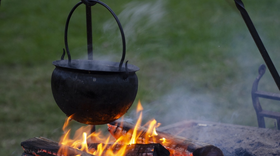 Vaření v kotlíku nad ohněm