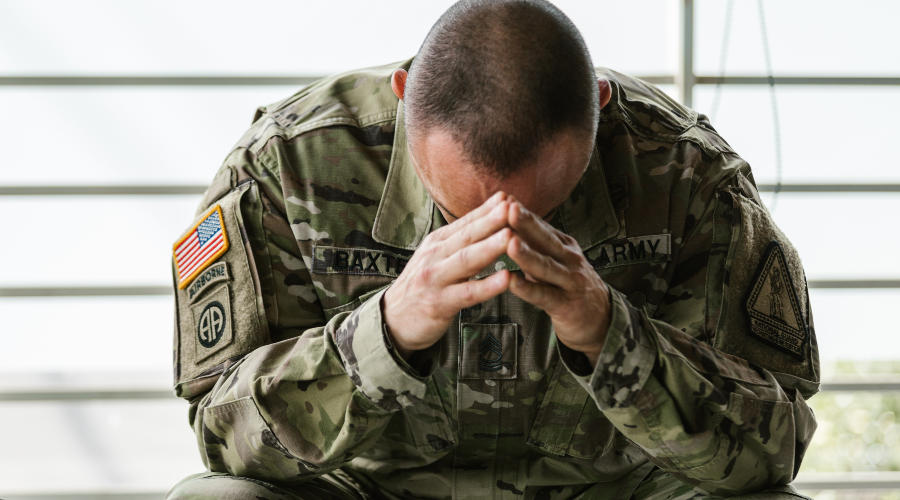 Voják prožívající stresovou situaci 