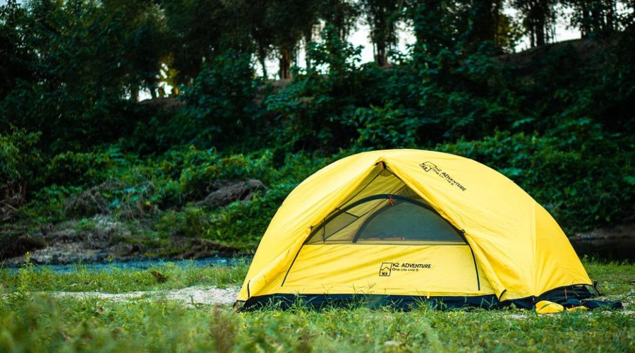 Žlutý stan postavený v tábořišti