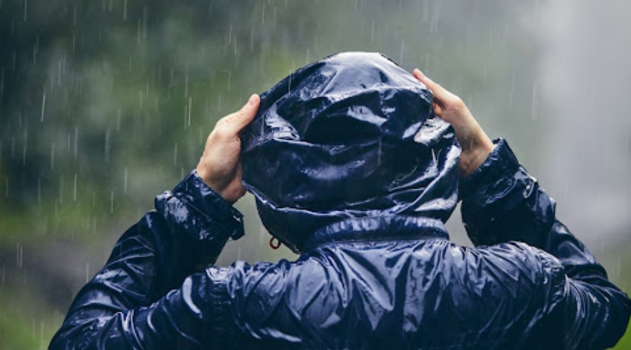 Nepromokavá bunda v dešti