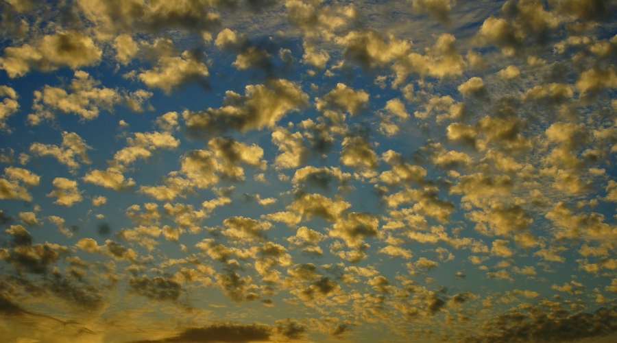 Pohled na mraky Altocumulus