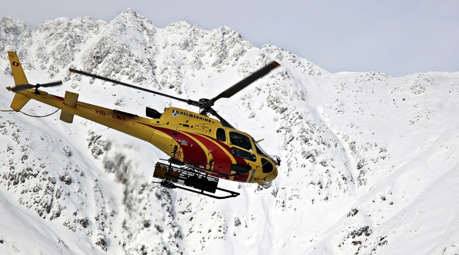 Vrtulník záchranné služby na horách