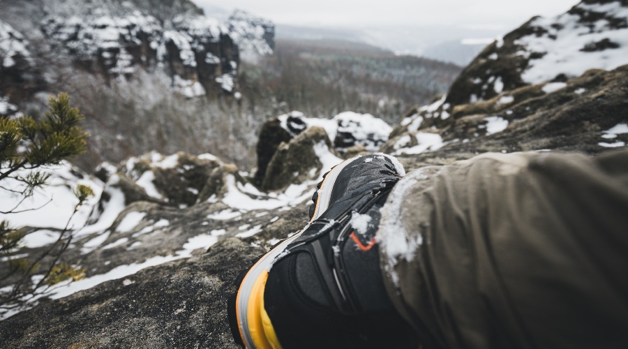 Turistické boty na zasněžených horách