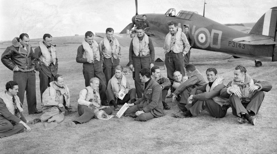 Českoslovenští piloti před stíhačkou Hawker Hurricane