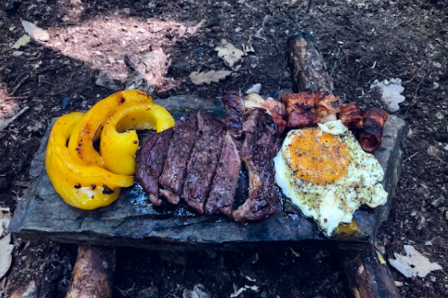 Outdoorové vaření - steak na kameni
