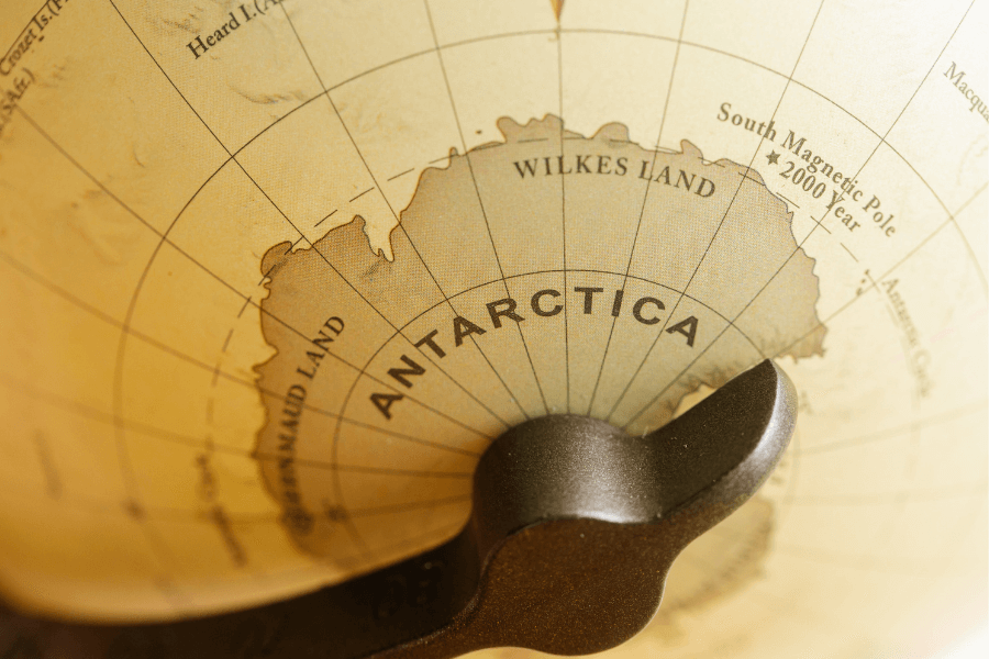 Mapa Antarktidy. Zdroj: https://www.pexels.com/cs-cz/foto/klasicky-koule-antarktida-svetadil-8828641/