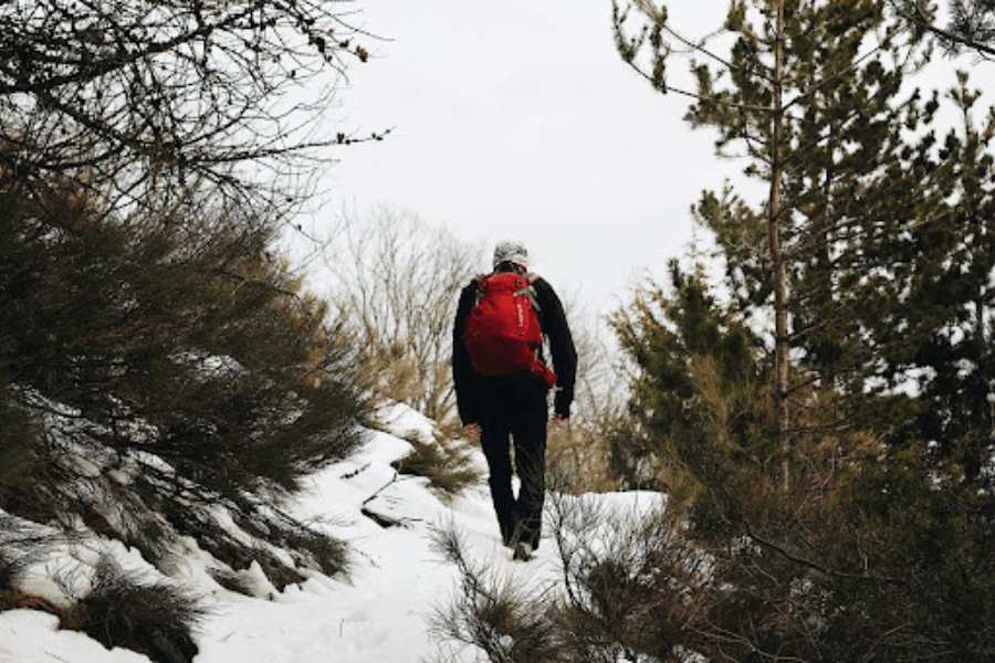 Muž, zima, outdoor, červený batoh