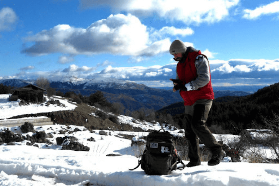 Muž, outdoor v zimě, hory, batoh.