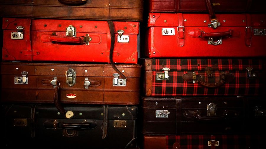 Sada několika starých tradičních kufrů