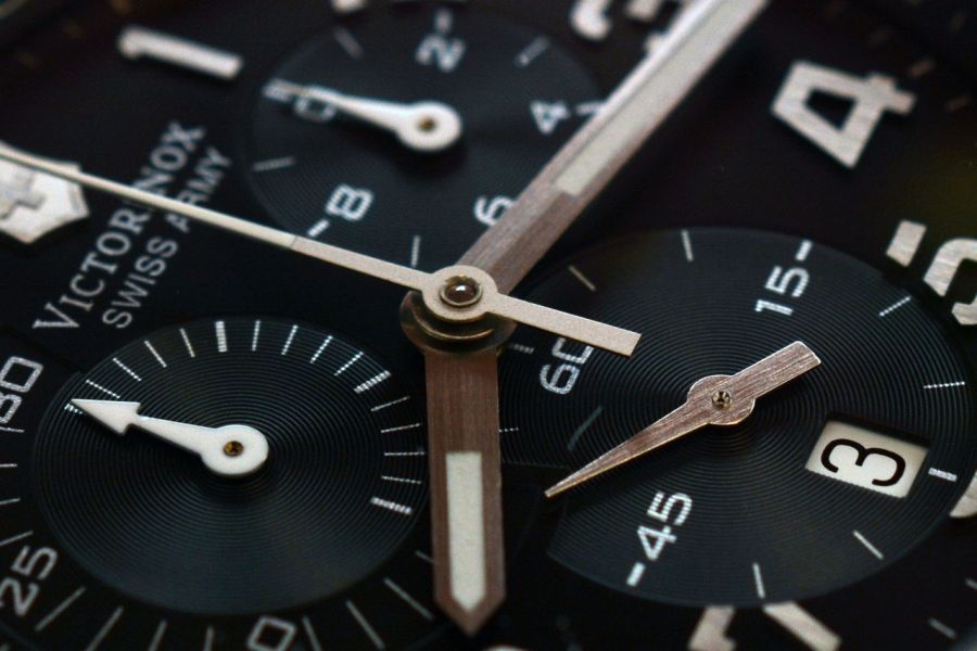 Detailní fotka luxusních analogových hodinek