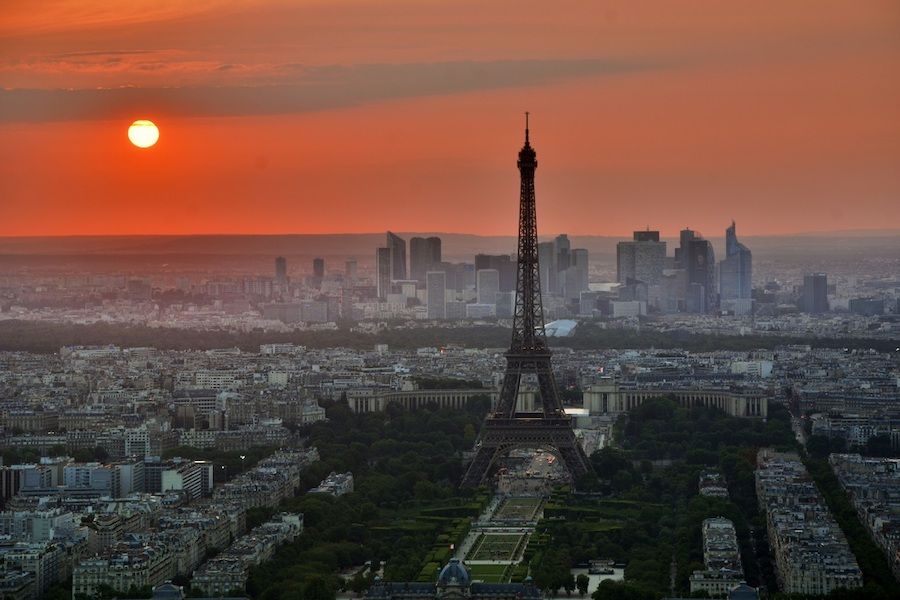 Eiffelova věž při východu slunce