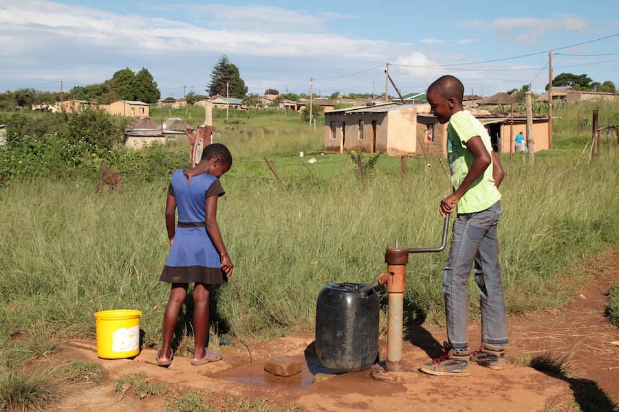 Děti u studny v Africe